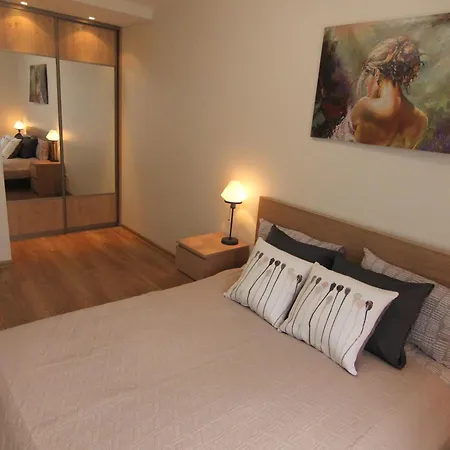 Warmzy Near Park With Free Parking Apartment *