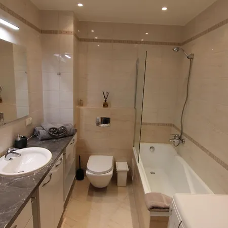 Апартаменты Warmzy Near Park With Free Parking