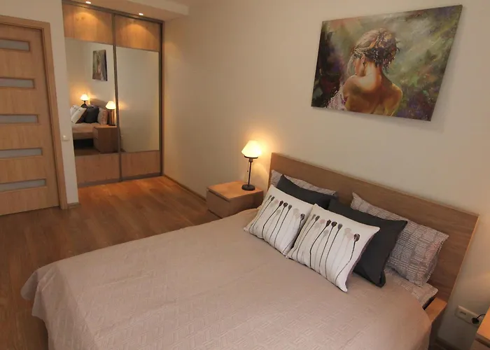 Warmzy Near Park With Free Parking Апартаменты *