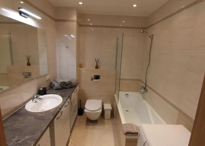 Апартаменты Warmzy Near Park With Free Parking